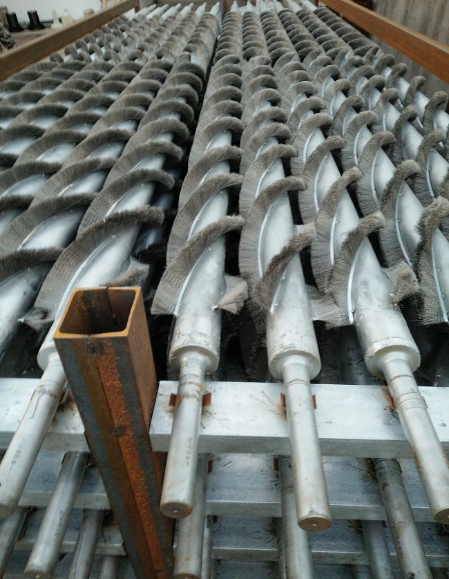 生產(chǎn)加工的鋼絲工業(yè)毛刷長度3.9米長度的鋼絲毛刷輥